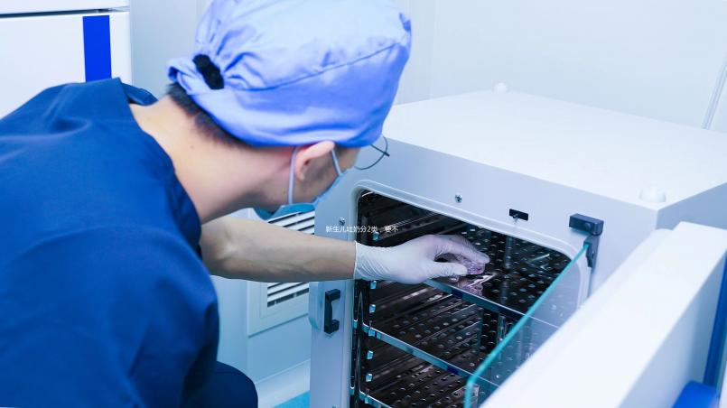 新生兒吐奶分2類，要不要看醫生得看你是哪種！